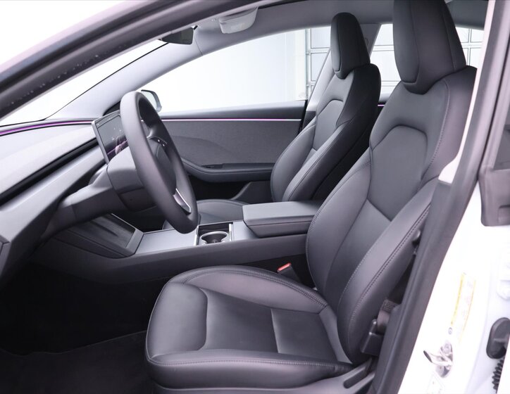 Tesla Model 3 Sedan / Limuzína 0,0 208 kw