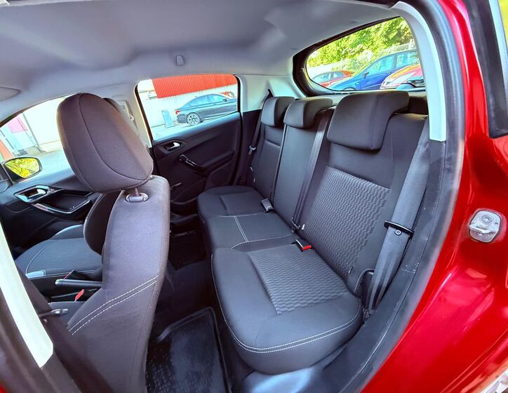 Peugeot 208 10