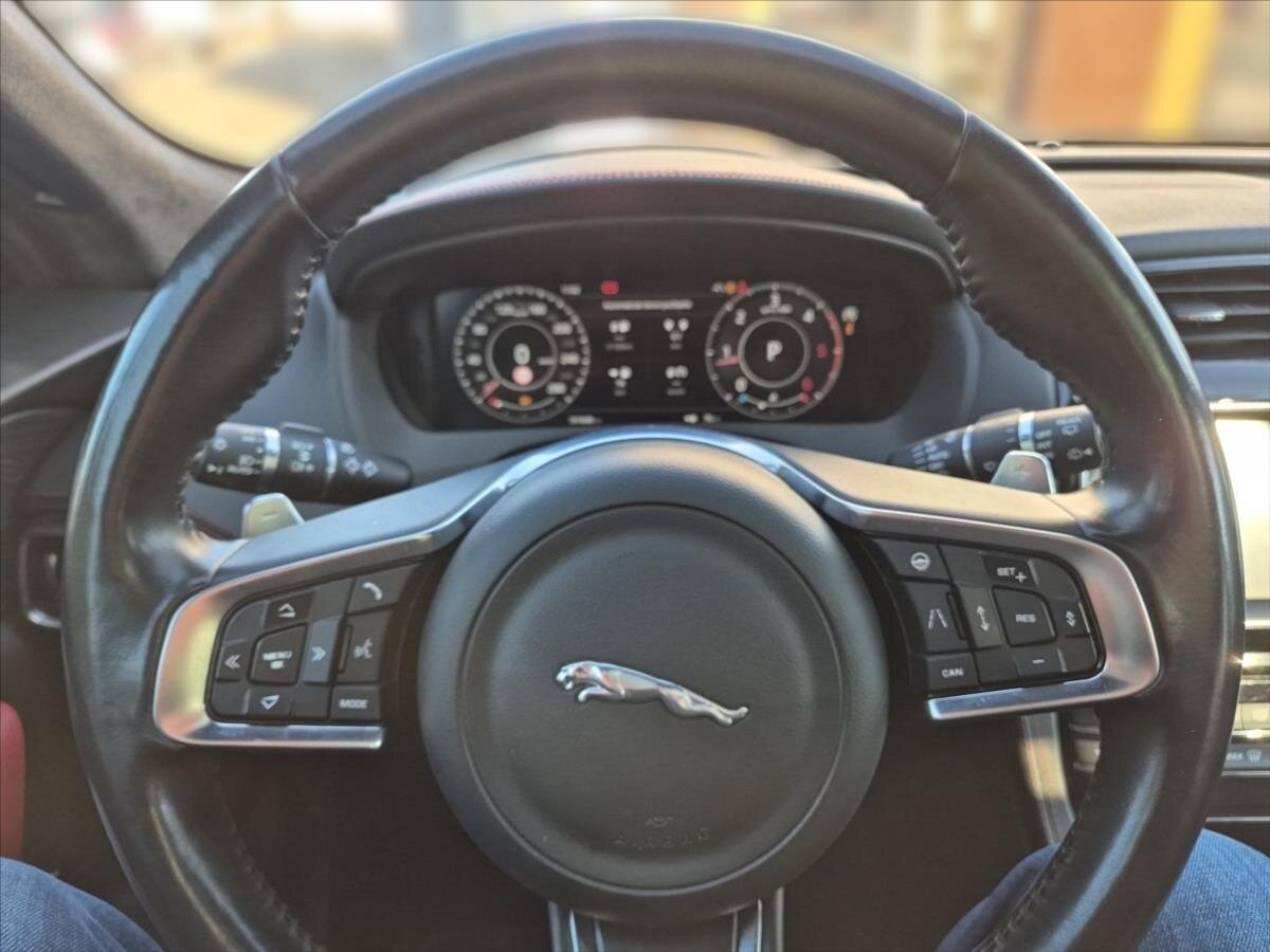 Jaguar F-Pace SUV 3,0 l 221 kw