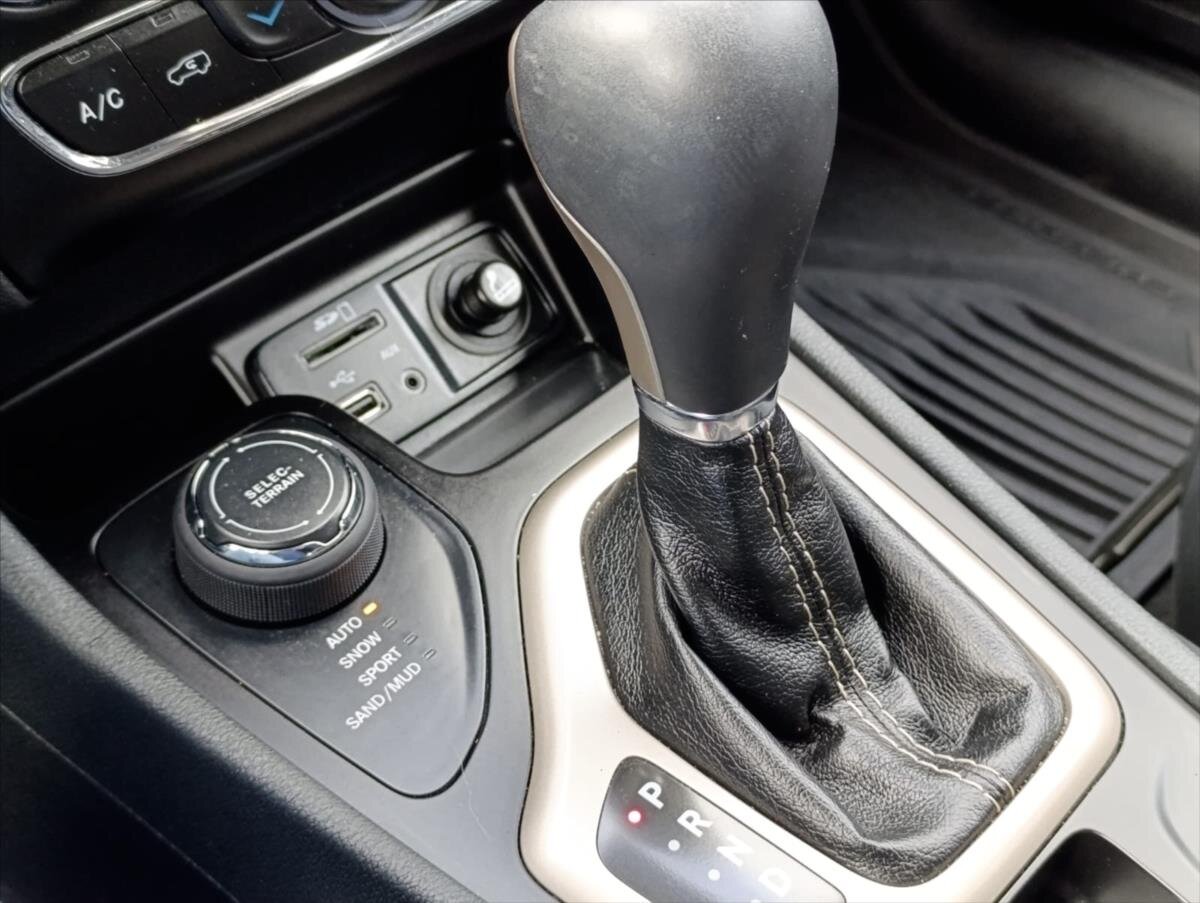 Jeep Cherokee SUV 3,2 l 200 kw