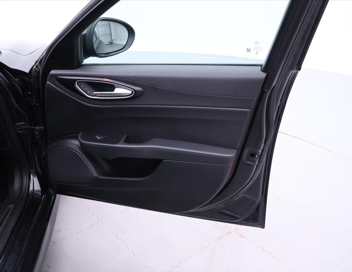 Alfa Romeo Giulia Sedan / Limuzína 2,1 l 110 kw