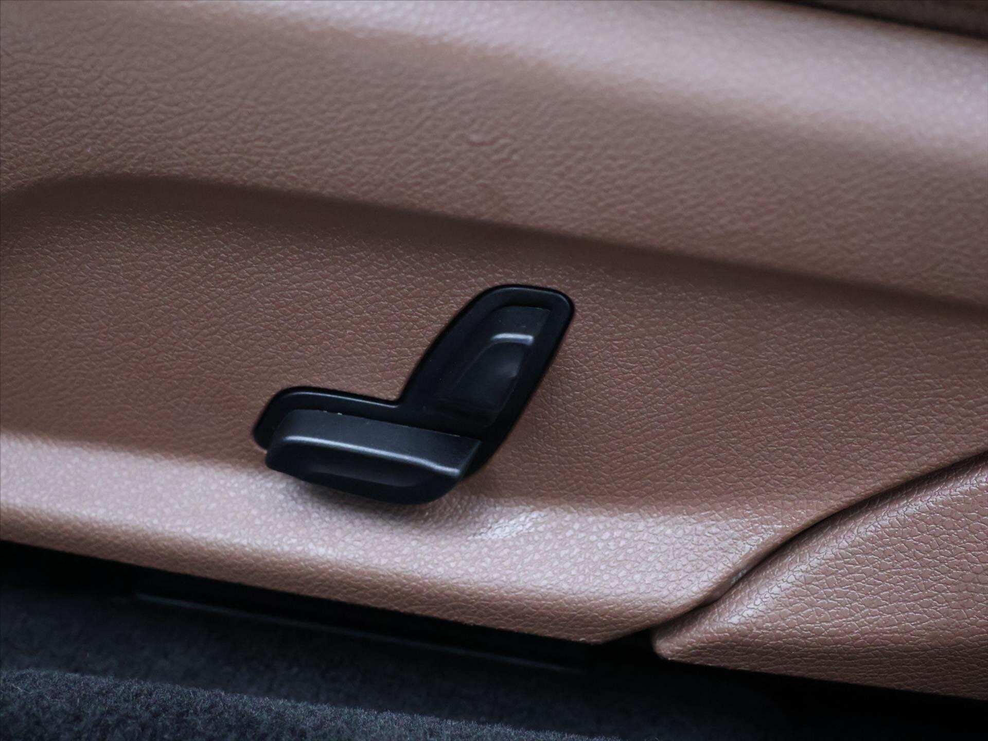 Mercedes-Benz Třídy E Sedan 2,0 l 143 kw