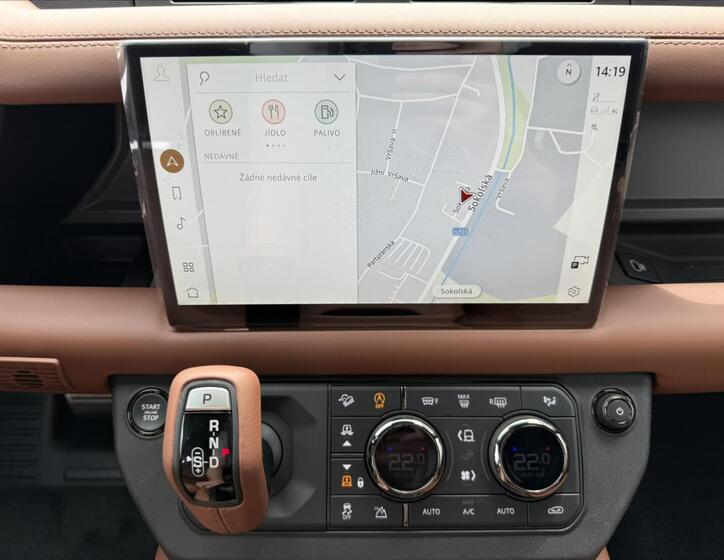 Land Rover Defender 22