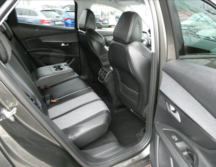 Peugeot 3008 SUV 1,6 l 121 kw