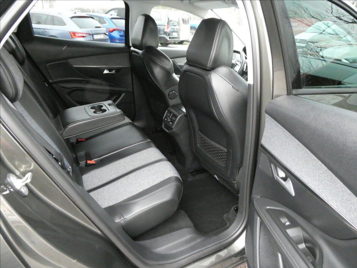 Peugeot 3008 SUV 1,6 l 121 kw
