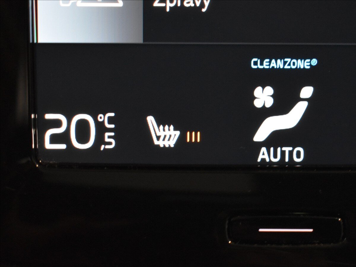 Volvo XC40 SUV / Terénní 2,0 l 145 kw