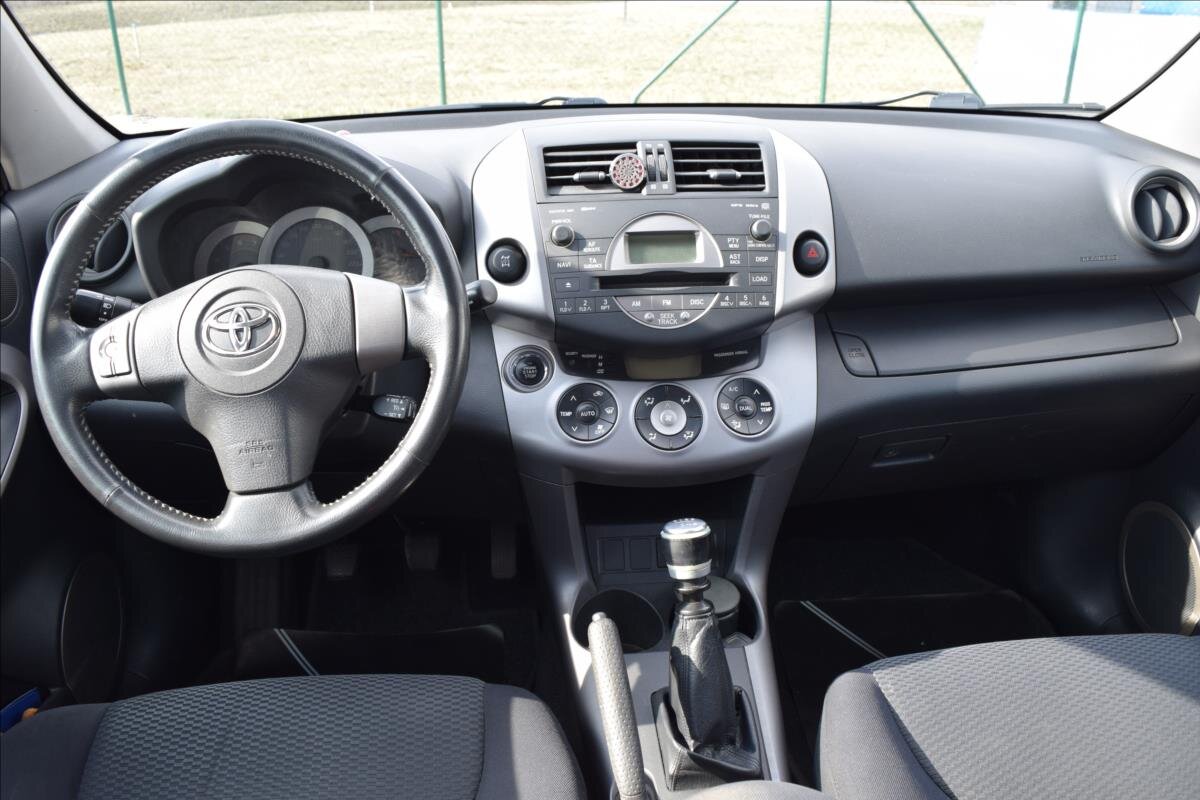 Toyota RAV4 SUV / Terénní 2,2 l 100 kw