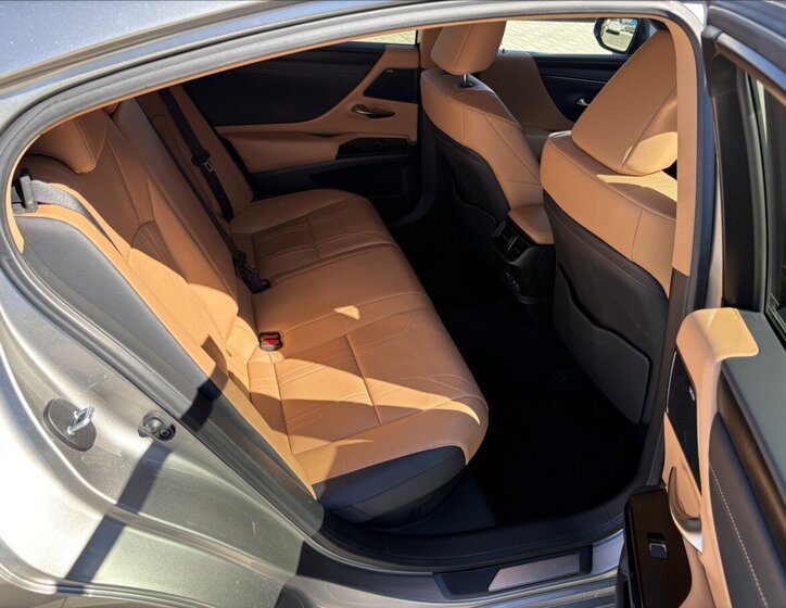 Lexus ES 300h Sedan / Limuzína 2,5 l 131 kw