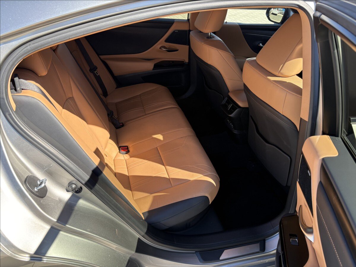 Lexus ES 300h Sedan / Limuzína 2,5 l 131 kw