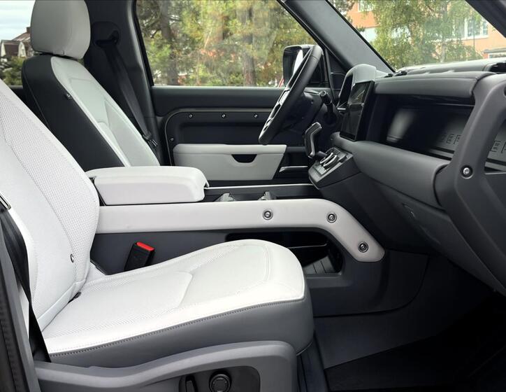 Land Rover Defender 23