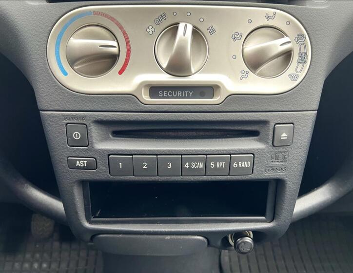 Toyota Yaris 24
