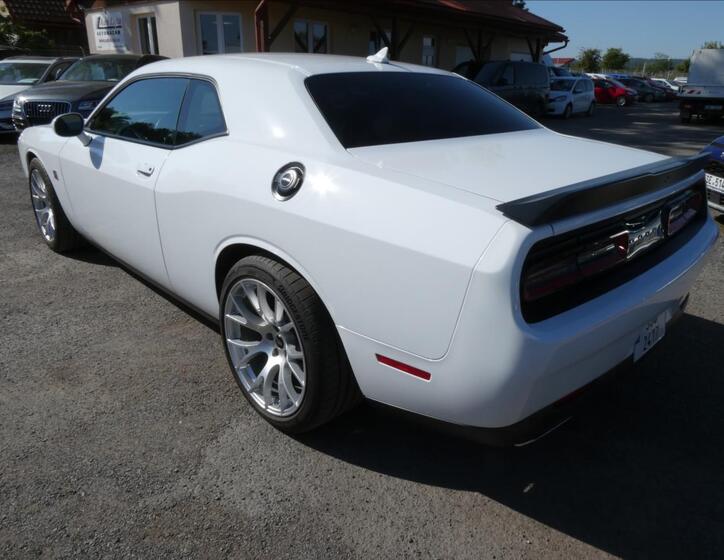 Dodge Challenger 8