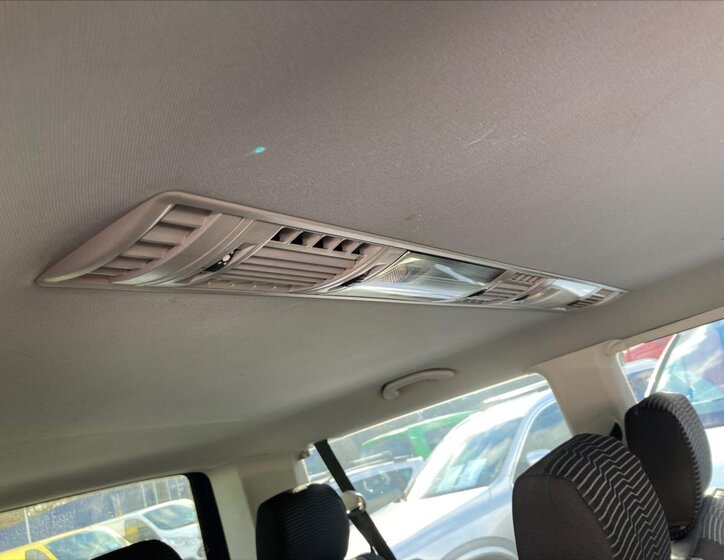 Volkswagen Caravelle 29