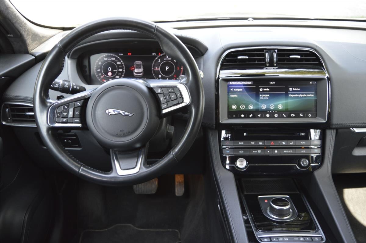 Jaguar F-Pace SUV 2,0 l 132 kw