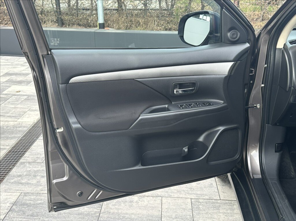 Mitsubishi Outlander SUV / Terénní 2,3 l 110 kw