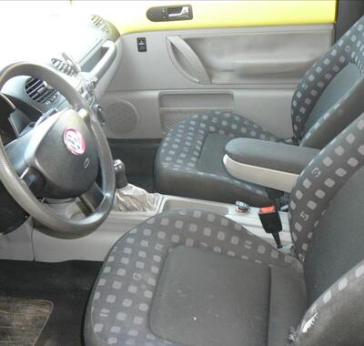 Volkswagen New Beetle 8