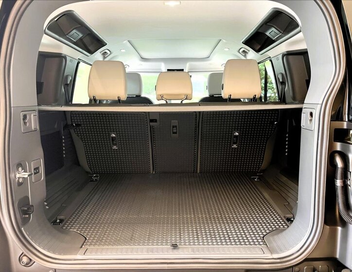 Land Rover Defender SUV 3,0 l 183 kw