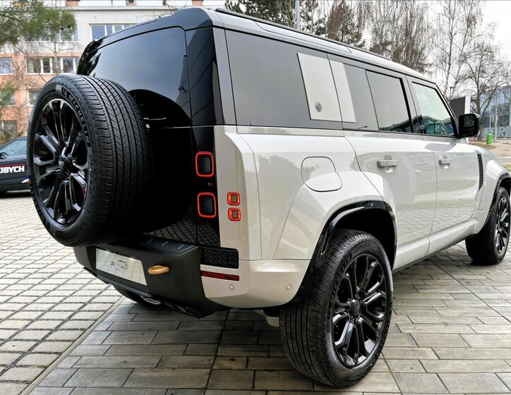 Land Rover Defender SUV 4,4 l 467 kw