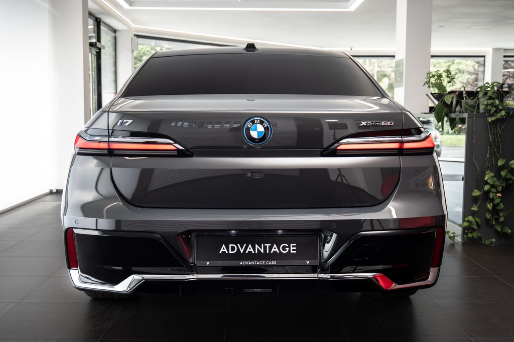 BMW i7