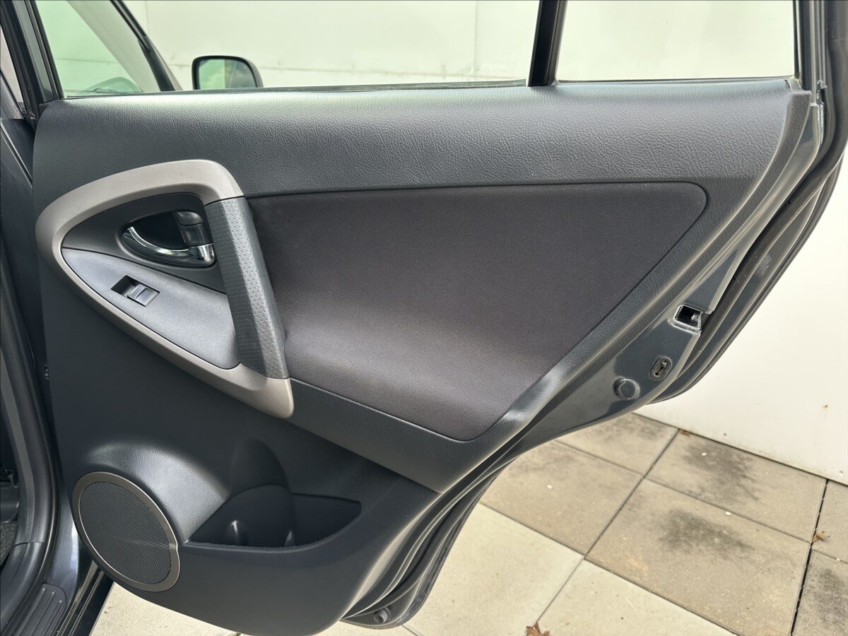 Toyota RAV4 SUV 2,2 l 100 kw