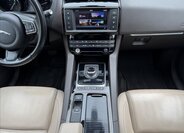 Jaguar F-Pace SUV 3,0 l 221 kw