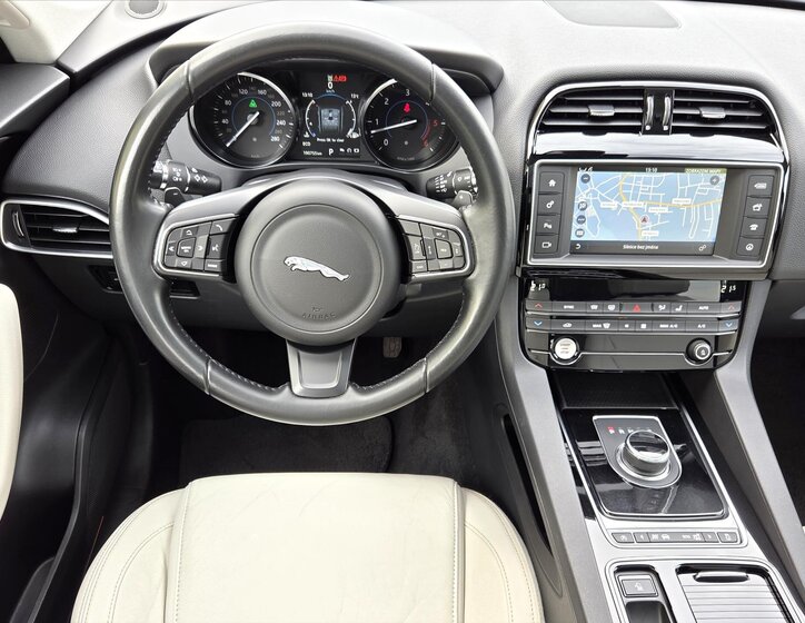 Jaguar F-Pace SUV / Terénní 3,0 l 221 kw