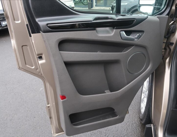 Ford Tourneo Custom 25