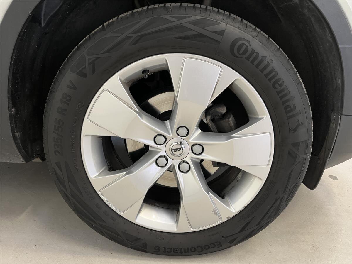 Volvo XC40 SUV / Terénní 1,5 l 120 kw