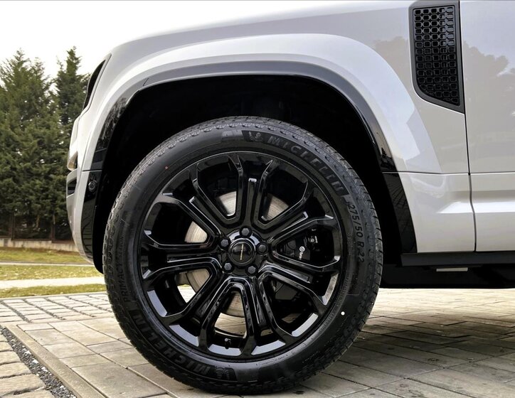 Land Rover Defender SUV / Terénní 4,4 l 467 kw