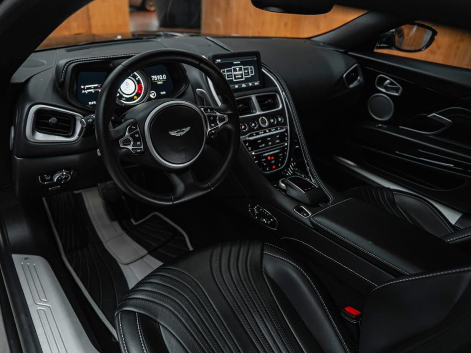 Aston Martin DB11 25