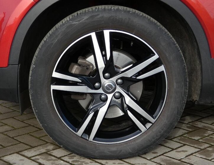 Volvo XC40 SUV / Terénní 2,0 l 145 kw