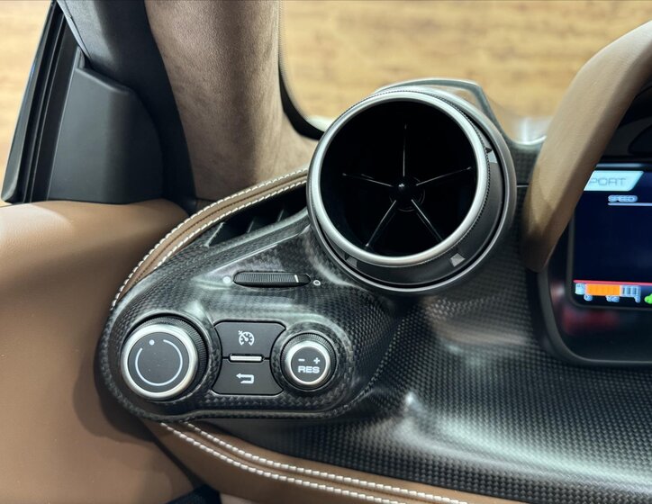 Ferrari F8 Kabriolet 3,9 l 530 kw