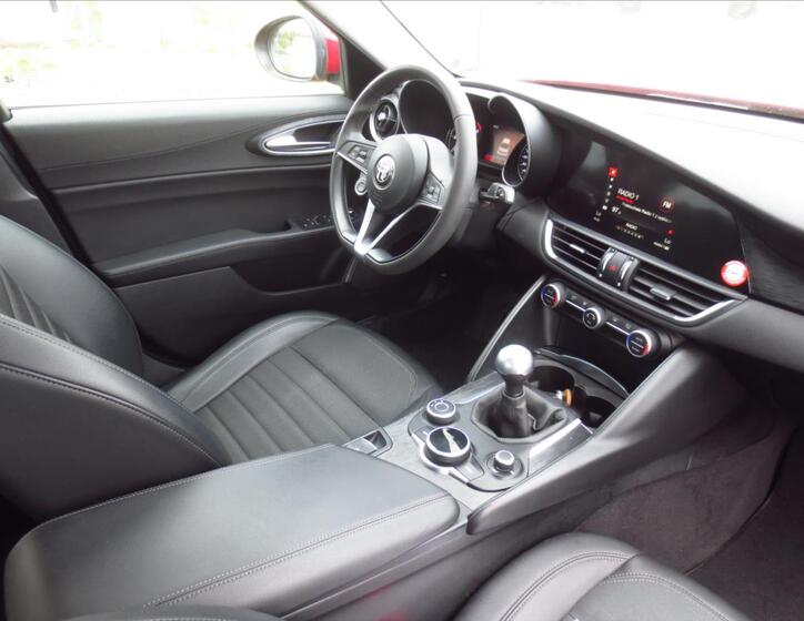 Alfa Romeo Giulia 14