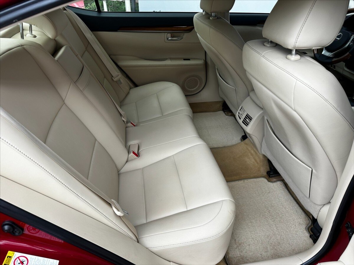 Lexus ES 300h Sedan / Limuzína 3,0 l 116 kw