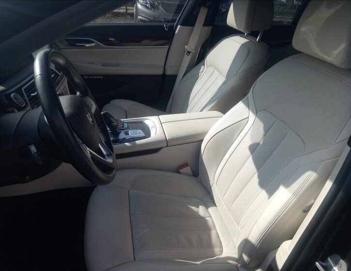 BMW Řada 7 Sedan / Limuzína 3,0 l 235 kw