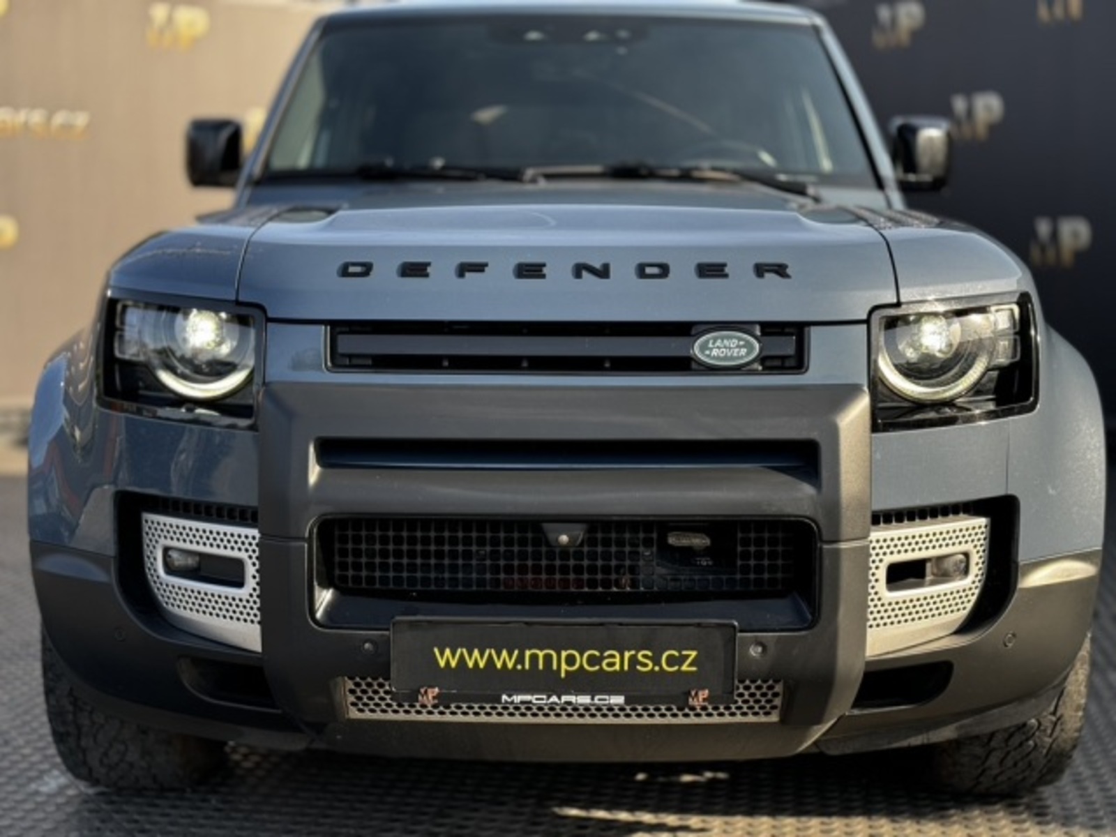 Land Rover Defender 53