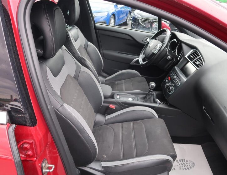 DS Automobiles DS4 Hatchback 1,6 l 88 kw