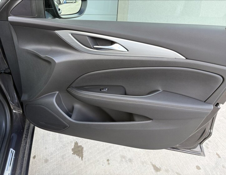 Opel Insignia Hatchback 2,0 l 128 kw