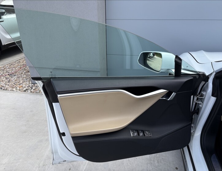 Tesla Model S 21