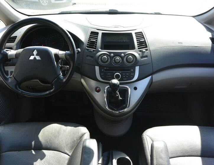 Mitsubishi Grandis 12