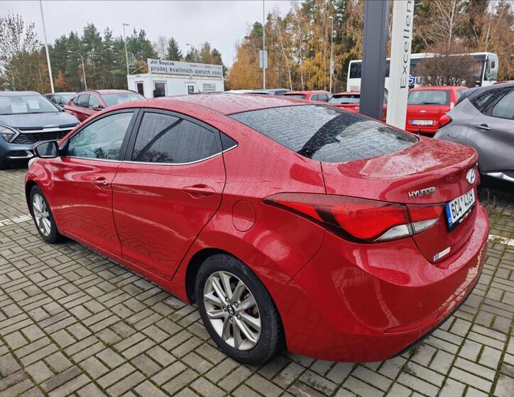 Hyundai Elantra 4