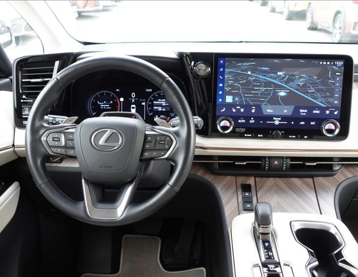 Lexus LM 350h 9