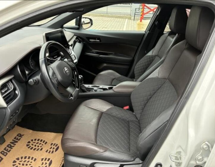 Toyota C-HR 11