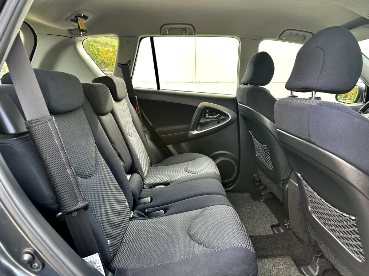 Toyota RAV4 SUV 2,2 l 100 kw