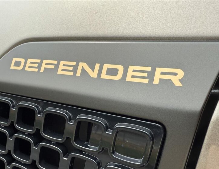 Land Rover Defender SUV 4,4 l 467 kw