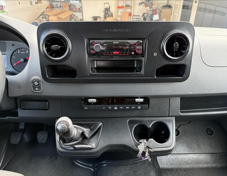 Mercedes-Benz Sprinter 11