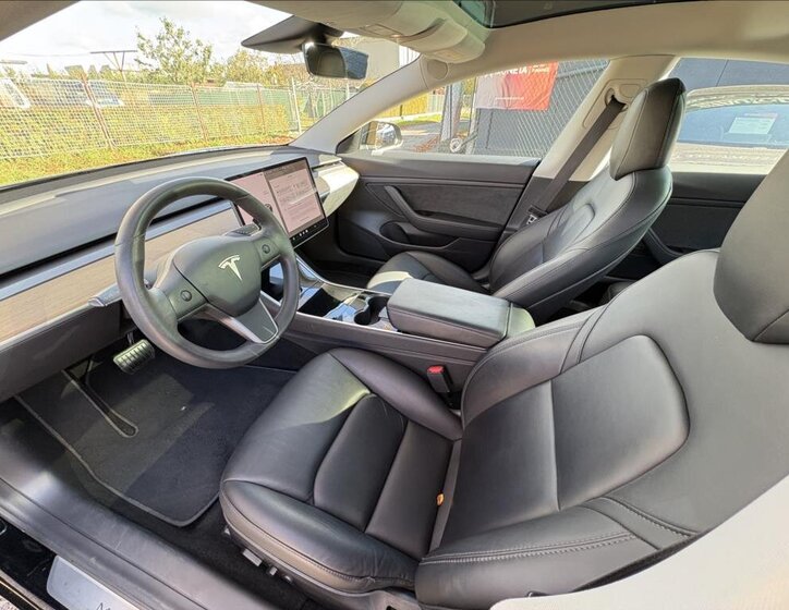 Tesla Model 3 Sedan 0,0 239 kw