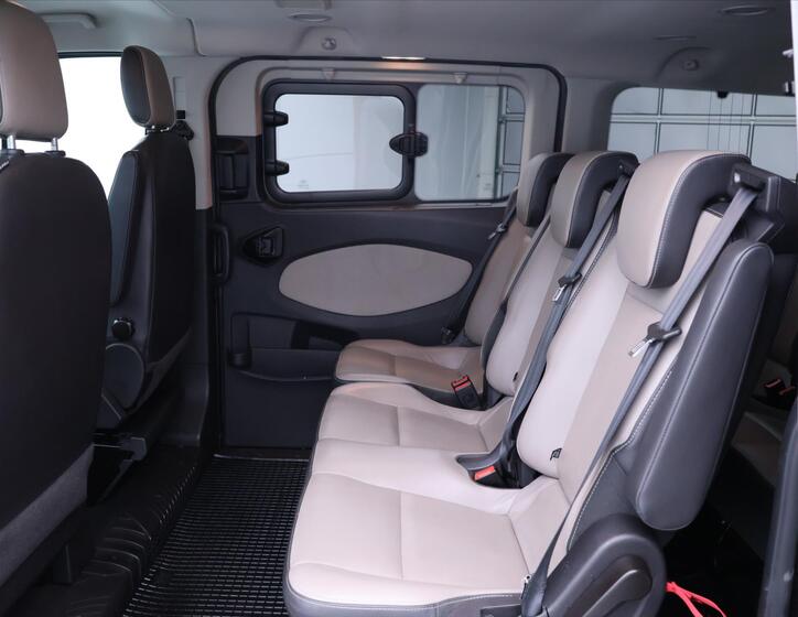 Ford Tourneo Custom 16