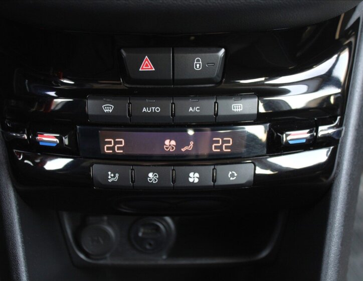 Peugeot 208 Hatchback 1,2 l 60 kw