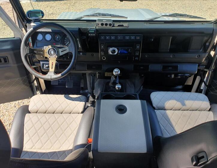 Land Rover Defender 19